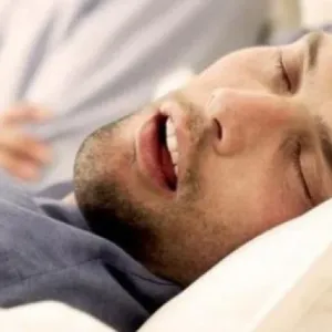 عادة غريبة تساعدك على التخلص من «الشخير» أثناء النوم.. احذر مخاطره الصحية