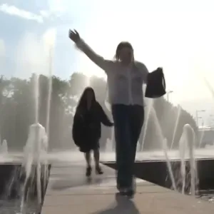 فيديو. ارتفاع غير عادي لدرجة الحرارة في سانت بطرسبرغ والناس يلوذون بالأنهار والنوافير