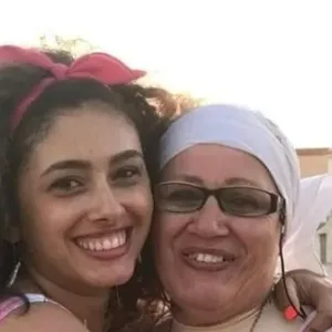 منة تيسير تعزي صديقتها ريم أحمد في وفاة والدتها