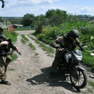 هجوم مباغت للدراجات النارية الروسية على مواقع الجيش الأوكراني (فيديو)