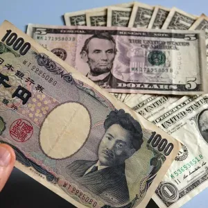 الين الياباني يهبط أمام الدولار ويسجل أدنى مستوياته منذ 1990