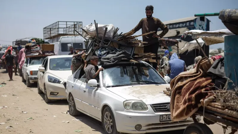 سكان جنوب غزة ورحلة نزوح لا تنتهي: الآلاف يفرون من الملاجئ بعد المنازل