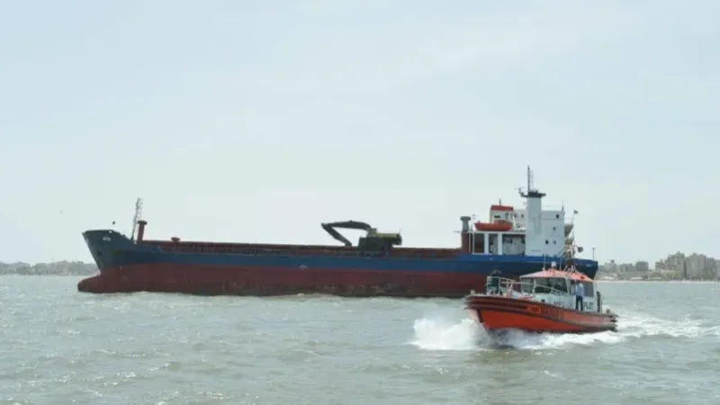 إنقاذ سفينة بضائع من الغرق بقناة السويس