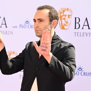 "أوقفوا تسليح إسرائيل!".. الممثل خالد عبد الله يطلق نداء في حفل جوائز "بافتا"