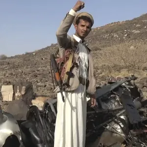 الحوثيون يوسعون دائرة هجماتهم ويستهدفون بالصواريخ سفينة شحن في البحر الأحمر