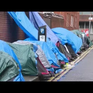 فيديو: لاجئون فروا من بريطانيا إلى إيرلندا خشية إبعادهم.. فوجدوا حظا عاثرا على ضفاف قناة دبلن