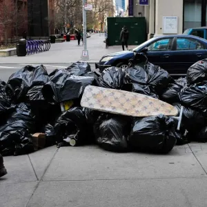 نيويورك تبدأ ثورة ضد القمامة المتراكمة في الشوارع