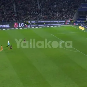 "انطلق بالكرة من نصف ملعبه واحتفل قبل الهدف".. مرموش يصل لهدفه الـ 11 في الدوري الألماني (فيديو)