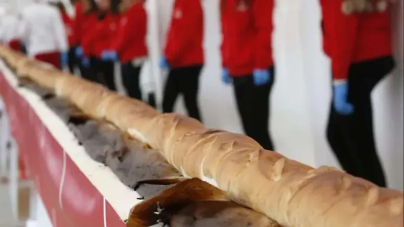 فرنسا تدخل «جينيس» بأطول رغيف خبز في العالم.. «اتجهزله فرن مخصوص»