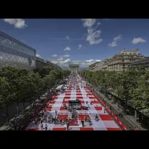 4000 شخص يستمتعون بنزهة في شارع الشانزليزيه في قلب باريس
