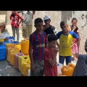 أزمة مياه خانقة تعصف بقطاع غزة.. فلسطينيون يقفون في طوابير طويلة أملا في الحصول على قطرة ماء