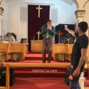 شاهد: شاب يحاول قتل كاهن أثناء إلقاء خطبة داخل كنيسة بأمريكا.. ومفاجأة في اللحظات الأخيرة