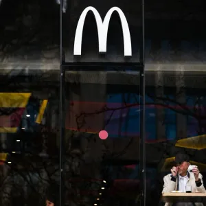 ماكدونالدز تخطط لفك شفرة تراجع إنفاق المستهلكين بوجبة قيمتها 5 دولارات