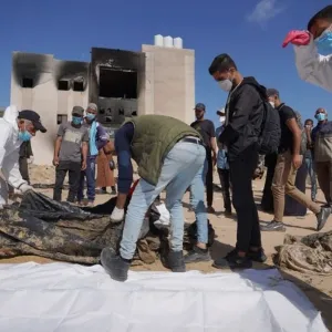 العثور على مقبرة جماعيّة في مجمّع ناصر بغزة... جثث "منزوعة الملابس ومتحلّلة" وآثار "تعذيب" عليها