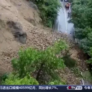 فيديو يظهر انهيارات أرضية وفيضانات عارمة تضرب الصين