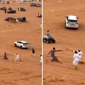 "أحدهم يحمل سيفًا".. شاهد..  معركة بين أشخاص أثناء التطعيس في منطقة صحراوية