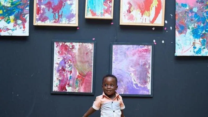 بي بي سي توثق فرحة أم بابنها الذي لُقب بأصغر رسام في العالم