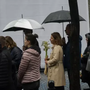 فيديو. 
            
    			بعد مرور عام.. المئات يحيون ذكرى ضحايا أول حادث إطلاق نار في مدرسة بصربيا