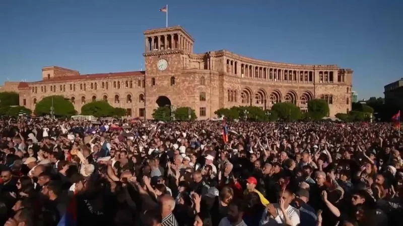 شاهد: مظاهرات غاضبة في أرمينيا تطالب رئيس الوزراء بالاستقالة على خلفية ترسيم الحدود مع أذربيجان https://arabic.euronews.com/2024/05/10/armenia-protest...