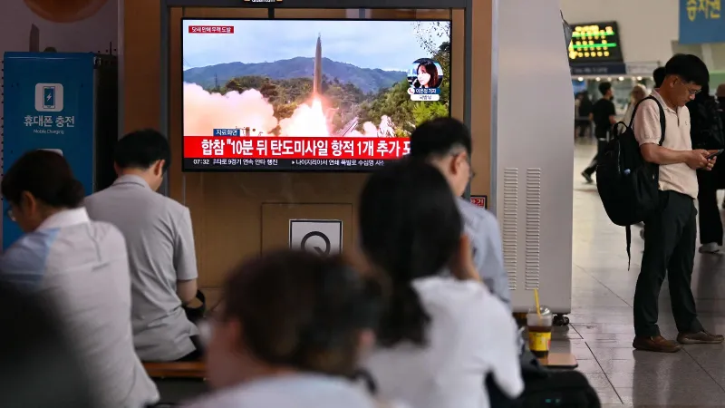 توترات بين الكوريتين: سيئول تنفذ مناورات بالمدفعية.. وبيونج يانج تطلق صاروخ باليستي