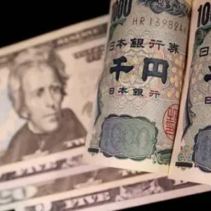 الدولار يستقر والين يتذبذب ترقباً لتحوّل في سياسة بنك اليابان