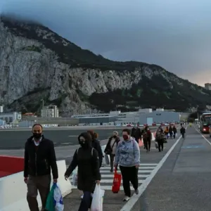 إسبانيا وبريطانيا تقتربان من اتفاق بشأن جبل طارق يعزز تبادل السلع والتنقل