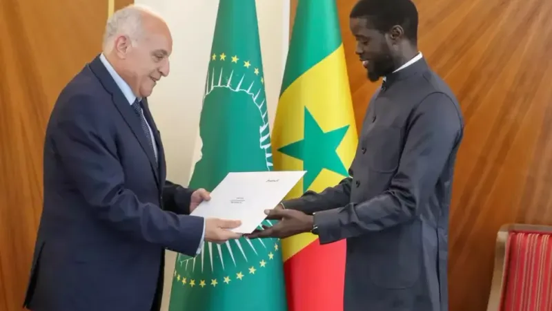 عطاف يسلم رسالة رئيس الجمهورية إلى نظيره السنغالي