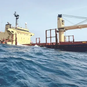 سفينة تجارية مهددة بالغرق بعد هجوم حوثي