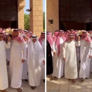 شاهد : الأمير سعود بن عبد المحسن وهو يحمل جثمان شقيقه الأمير بدر أثناء خروجه من جامع الإمام تركي بالرياض