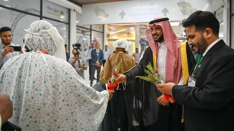 السعودية تستقبل طلائع الحجاج بالترحاب... والورود
