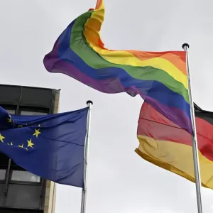 فيديو. في اليوم العالمي لمناهضة رهاب المثلية.. علم قوس قزح يرفرف فوق مبنى البرلمان الألماني