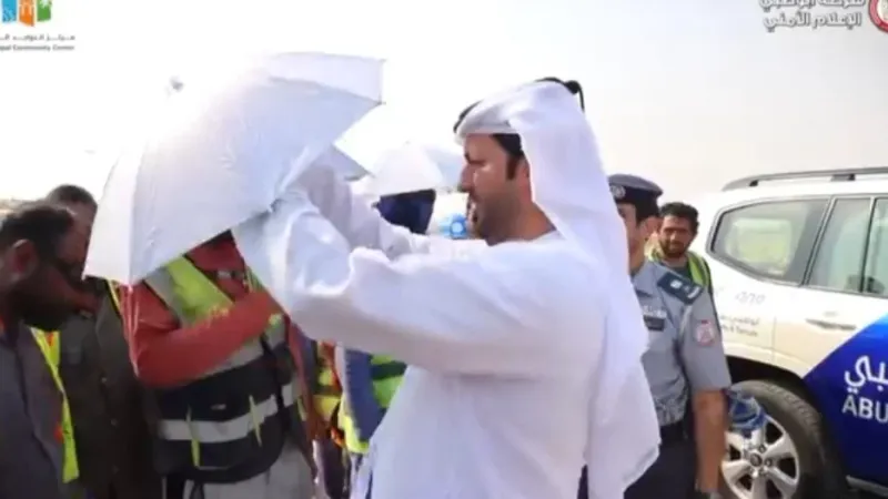 شرطة أبوظبي تنفذ مبادرة "برد صيفهم" للعمال في المواقع الإنشائية