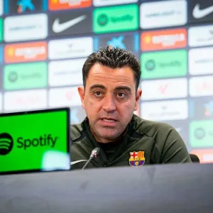تشافي يتراجع عن مغادرة نادي برشلونة