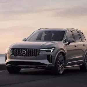 فولفو تدشن XC90 موديل 2025 فيس ليفت بمحركات بنزين هجينة وداخلية أفخم