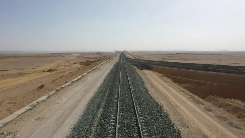 شاهد تركيب قضبان أول قطار كهربائى سريع فى مصر.. فيديو وصور
