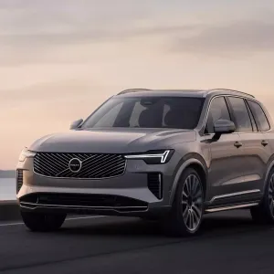 فولفو XC90 2025 فيس ليفت الجديدة تنطلق بمحركات بنزين عالية الكفاءة