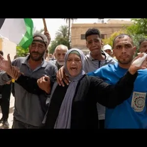 يوميات الواقع الفلسطيني الأليم: جنازة في الضفة الغربية وقصف على غزة بالتزامن مع إسقاط جوي للمعونات