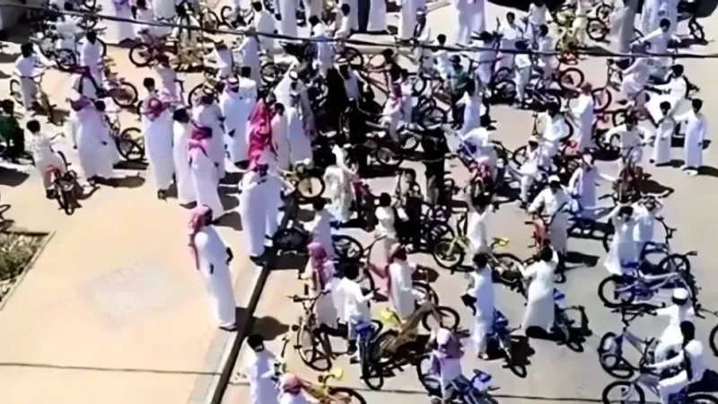 شاهد.. مدير مدرسة بالبدع يهدي طلابه دراجات هوائية بمناسبة تقاعده