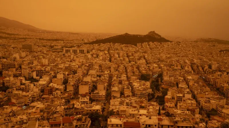 بالصور- أحد أسوأ الأحداث منذ 2018... الصحراء الكبرى "صبغت" السماء اليونانية باللون البرتقالي
