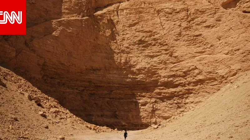 السعودية.. فرنسية تستكشف أعجوبة جيولوجية نادرة تدور حولها قصص مشوقة