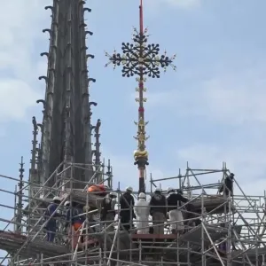شاهد: بعد نجاته من الحريق المدمر.. الصليب الأصلي يعود ليزين كاتدرائية نوتردام في باريس