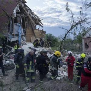 فيديو. إصابة 10 أشخاص وتضرر منزلين إثر غارة جوية روسية على خاركيف شرق أوكرانيا