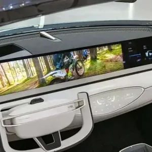 هيونداي تكشف عن أكبر شاشة في تاريخها بعرض لوحة القيادة بالكامل