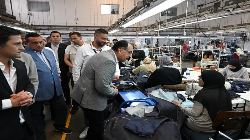رئيس وزراء مصر يتفقد مصنع شركة "إيميسا دينيم" لصناعة الملابس الجاهزة