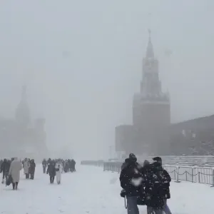 بالفيديو.. عاصفة ثلجية تغطي موسكو