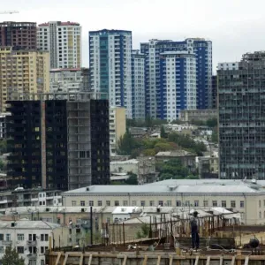 رويترز: أذربيجان تسعى لاقتراض 5 مليارات دولار لمشاريع بنية تحتية