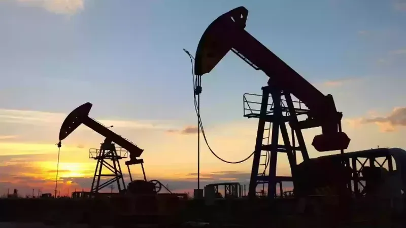 أسعار النفط تعود للإرتفاع وسط توقعات بإعادة ملء الاحتياطي الأمريكي