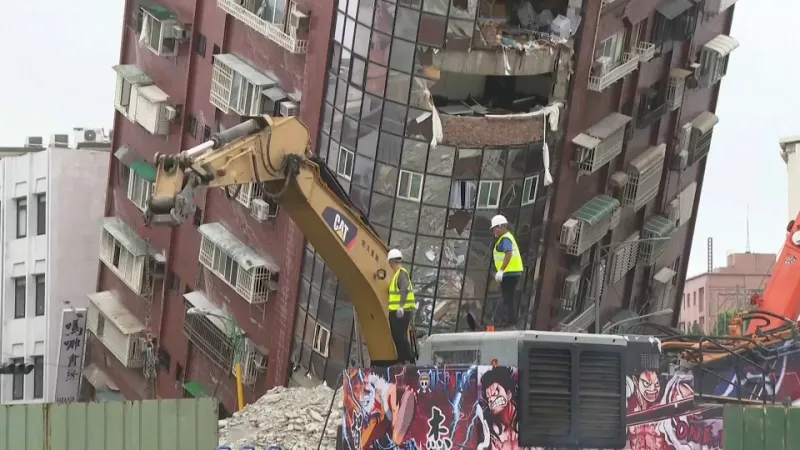 هدم مبنى مائل بشدة في تايوان بعد زلزال عنيف