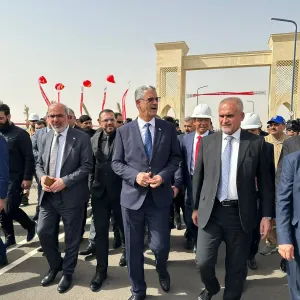 وزير النفط يفتتح جسر وبوابة بحقل مجنون في البصرة