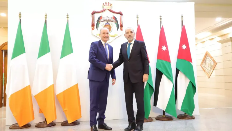 وزير الخارجية الأيرلندي يصل الأردن ويؤكد أن "الاعتراف بفلسطين نقطة أساسية لإنهاء الحرب"